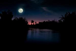 bellissimo tranquillo notte a fiume con pieno Luna foto