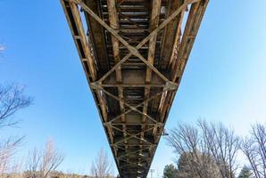 inferiore parte di ferro ponte per Ferrovia foto