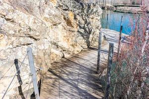 di legno passerella e acciaio corrimano su il montagna rocce foto