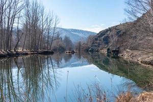 acqua stagnante di il duero fiume come esso passa attraverso il città di soria nel Spagna foto