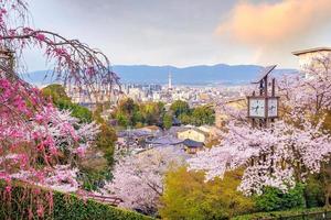 skyline della città di kyoto con sakura foto