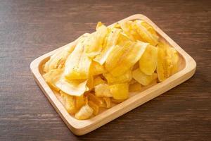 chips di banana - banana affettata fritta o al forno foto