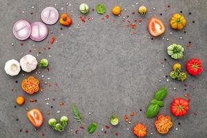 gli ingredienti per la pizza fatta in casa allestiti su sfondo di pietra scura. foto