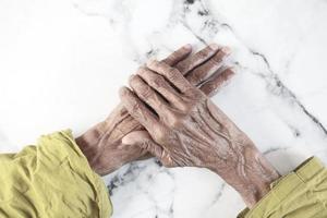 stretta di mano di una persona anziana