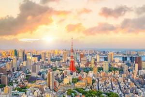 skyline di tokyo con la torre di tokyo in giappone