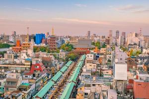 vista dall'alto della zona di Asakusa a Tokyo in Giappone foto