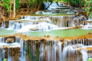 sorprendente colorato cascata nel nazionale parco foresta durante primavera, bello in profondità foresta nel thailandia, tecnico lungo esposizione, durante vacanza e rilassare volta. foto