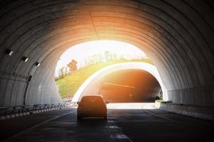 autostrada strada tunnel traffico auto velocità su strada e luminosa leggero a fine di tunnel foto