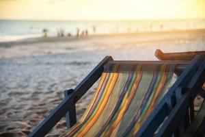 sedia spiaggia con tramonto su estate sabbioso spiaggia mare vacanza foto