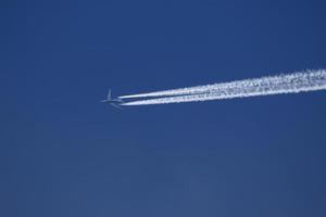 un' aereo e vapore sentieri nel il cielo foto