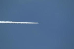 un' aereo e vapore sentieri nel il cielo foto