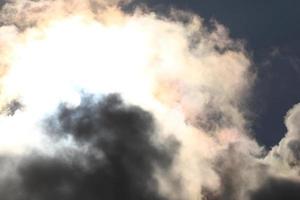sole disco dietro a retroilluminato nuvole foto