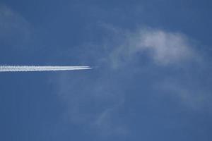 un' aereo e vapore sentieri nel il cielo foto