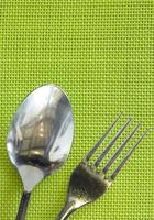 superiore Visualizza di forchetta e cucchiaio su il cenare tavolo foto