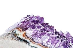 ametista cristallo druse macro minerale su bianca sfondo foto