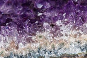 macro minerale pietra ametiste nel il roccia su un' bianca sfondo foto