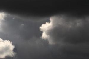 tempestoso tempo metereologico e buio nuvole foto