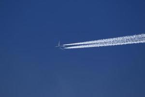 un' aereo e vapore sentieri nel il cielo foto