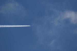 un' aereo e vapore sentieri nel il cielo foto