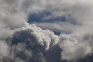 tempestoso tempo metereologico e buio nuvole foto