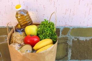 cartone Borsa con prodotti. concetto di cibo consegna. foto