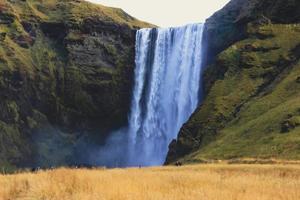 Visualizza di famoso skogafoss cascata nel crepuscolo, Islanda foto