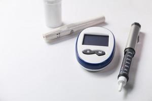 strumenti di misurazione del diabete e penna per insulina foto