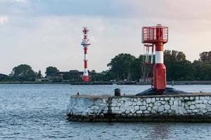 nave traffico controllo Torre. tempo metereologico e mare monitoraggio Torre. molo frangiflutti per proteggere navi a partire dal mare onde. foto