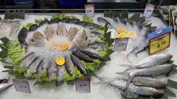 molte di fresco pesce nel il supermercato foto