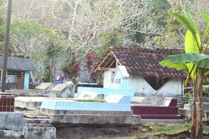 storico posto di pubblico cimitero con naturale floreale sfondo di edifici e alberi foto