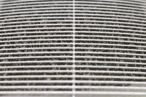 griglia di ventilazione dell'aria sporca di hvac con filtro intasato. foto