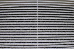 griglia di ventilazione dell'aria sporca di hvac con filtro intasato. foto