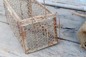 il vecchio gabbia trappola per topi con arrugginito. foto