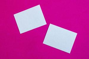 bianca carta carte o appiccicoso Appunti su rosa parete foto