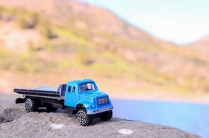 giocattolo camion su il roccia foto