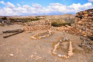 abbandonato strutture nel il deserto foto