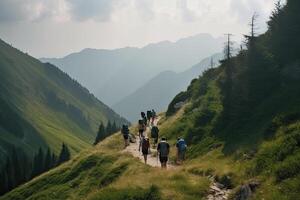 gruppo di turista escursioni a piedi nel montagne. i viaggiatori con zaini nel montagne. all'aperto attività. creato con generativo ai foto