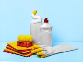 un' impostato di pulizia prodotti per pulizia il Casa e lavaggio finestre. gomma da cancellare guanti, spugne, tovaglioli e liquido sapone foto
