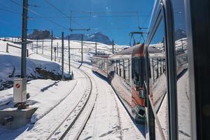 il treno di gonergratbahn in esecuzione per il gornergrat stazione e stellarium osservatorio - famoso turistico posto con chiaro Visualizza per Cervino. ghiacciaio esprimere treno. foto