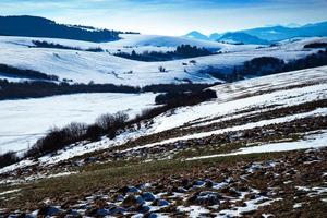 neve che si scioglie su un paesaggio invernale foto