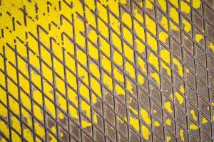 vecchio pavimento in metallo con vernice gialla foto