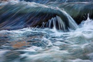 rapide d'acqua sfocate foto