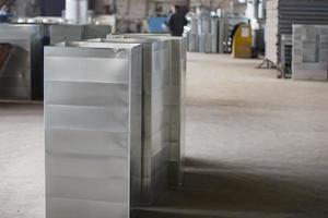 inossidabile acciaio metallo scatole a un' lavorazione dei metalli pianta. foto