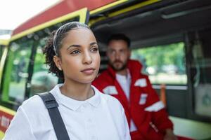 un' squadra di paramedici è In arrivo su di un ambulanza, rispondere per un emergenza chiamata. foto