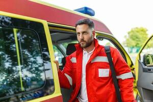 ambulanza personale membro emerge a partire dal il indietro di un ambulanza con il suo emergenza zaino , e vitale segni tenere sotto controllo . foto