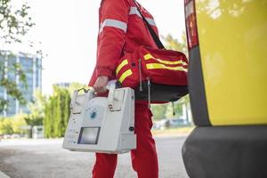 mano di il medico con defibrillatore. squadre di il emergenza medico servizio siamo rispondere per un traffico incidente. foto