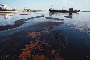 olio perdita a partire dal nave , olio versare inquinamento inquinata acqua superficie acqua inquinamento come un' risultato di umano attività foto