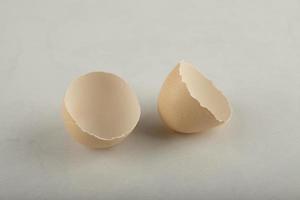 gusci d'uovo marroni rotti su uno sfondo di marmo foto