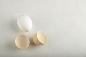 un uovo di gallina bianco intero con gusci d'uovo foto