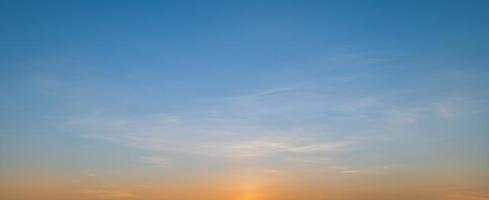 mattina cielo scena con un' luminosa d'oro luce. bellissimo Alba con nuvole morbido. natura sfondo concetto foto